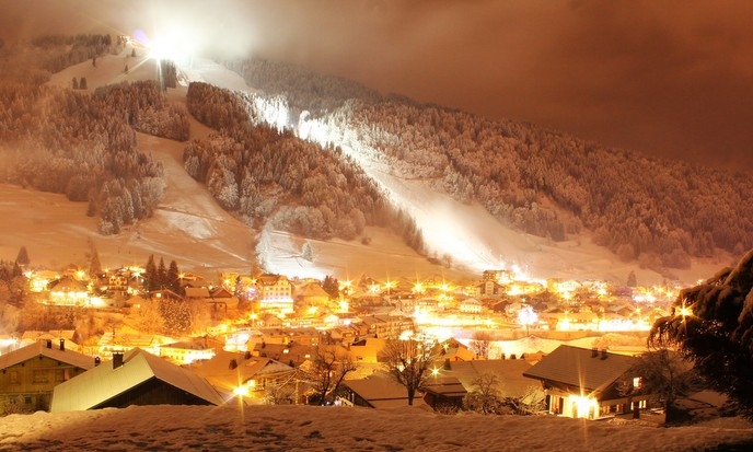 morzine pleney at night in the snow